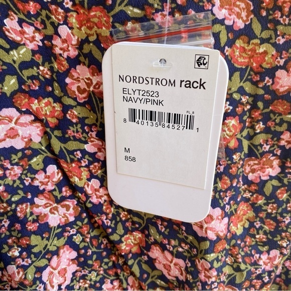 Nordstrom Elodie Blouse Size M Ditsy Floral Cropped Top
Cutout Back - Picture 5 of 7